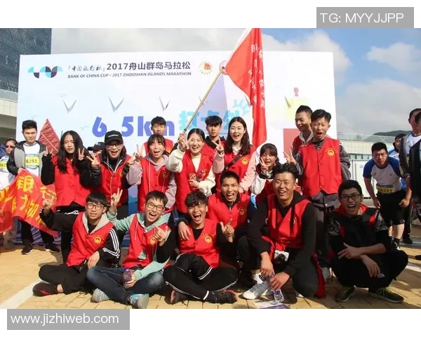 足球明星与中国福娃同框合影展现青春活力与团结精神