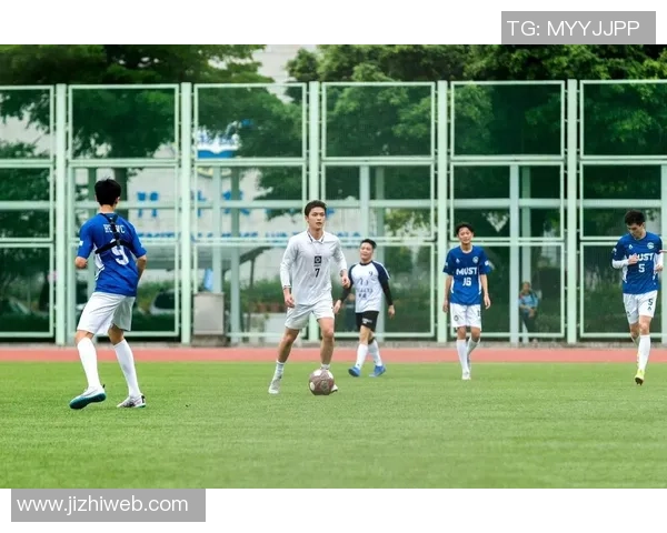 足球明星化身老人街头踢球引发热议展现真实球技与幽默魅力