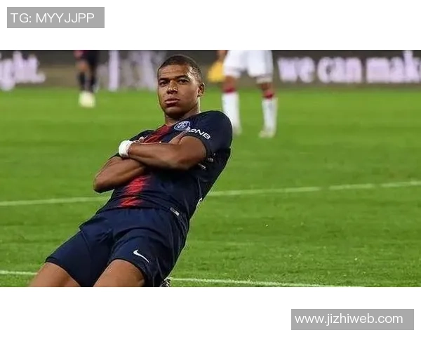 足球明星双手抱胸展现自信风采的精彩瞬间图片分享