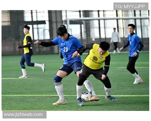 足球明星在绿茵场上展现速度与技巧的精彩对决