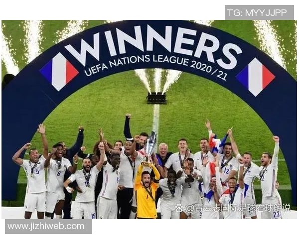 足球明星日常生活中的逛街瞬间展现他们的时尚品味与生活态度 足球明星日常生活中的逛街瞬间展现他们的时尚品味与生活态度