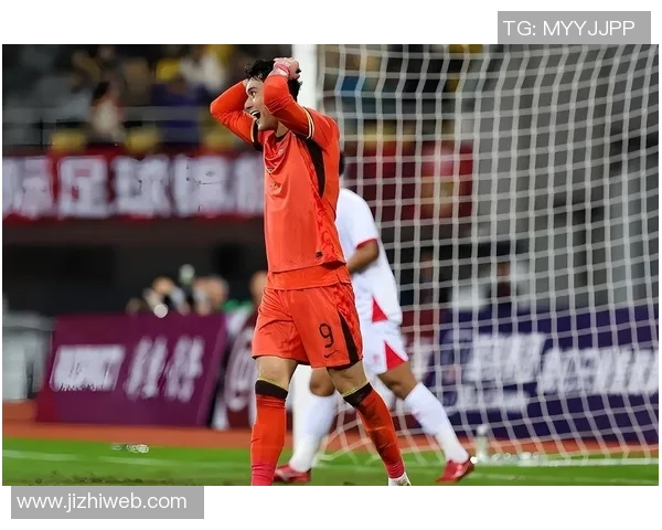 足球明星现场认错瞬间曝光引发热议粉丝反应各异