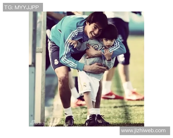 足球明星的儿子萌态十足引发网友热议可爱瞬间频频被分享 足球明星的儿子萌态十足引发网友热议可爱瞬间频频被分享