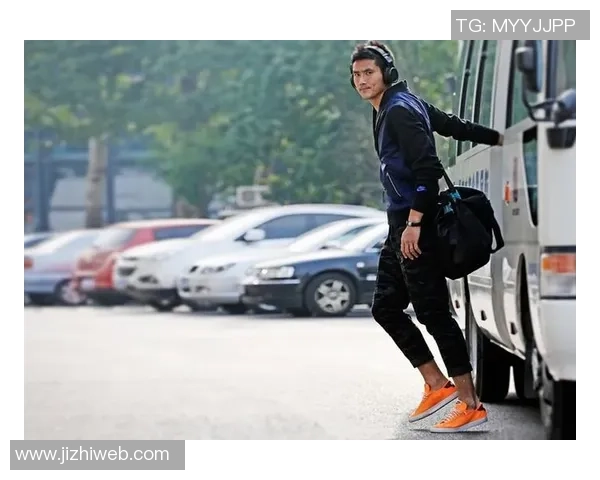 足球明星短裤高清图片展示运动魅力与时尚风采的完美结合