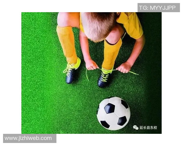 足球明星荣耀时刻握紧奖杯展现无尽激情与梦想 足球明星荣耀时刻握紧奖杯展现无尽激情与梦想